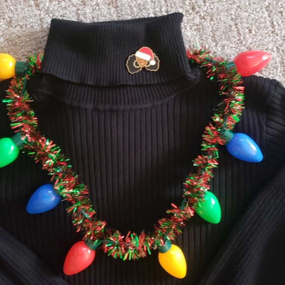 Lapel Pin sassy girl in Santa Hat - Picture 4 of 8